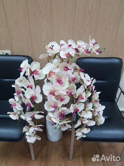 Ваза керамическая с искусственными цветами