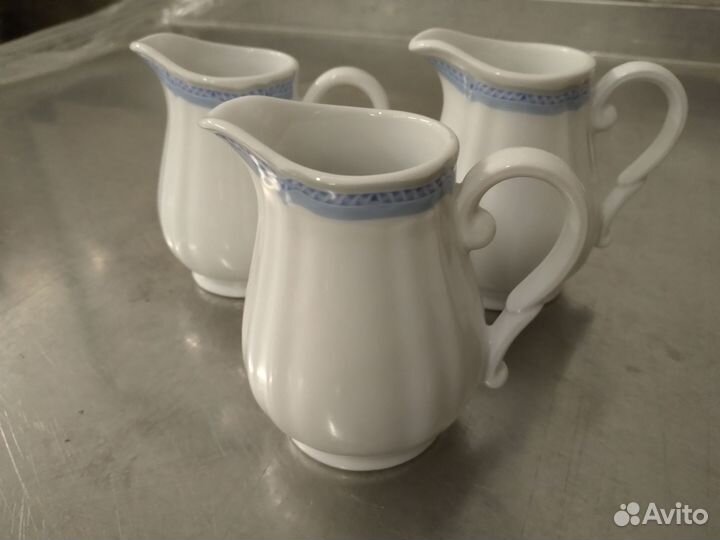 Молочник фарфоровый новый с голубой каймой