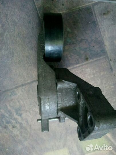 Натяжитель ремня генератора на пассат б6