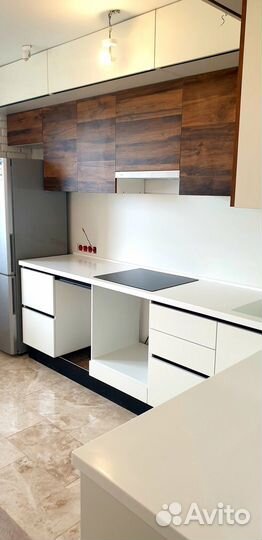 Кухня с черным цоколем на заказ