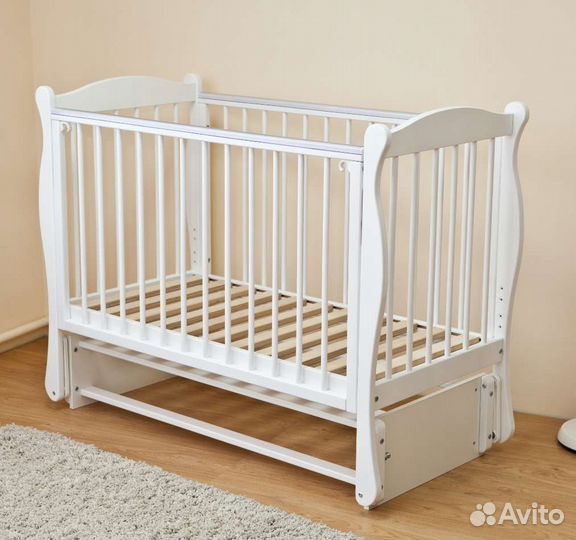 Детская кроватка с маятником 