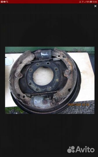 Тормозные щиты с цилиндрами и колодками