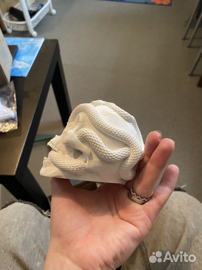 Статуэтка белая в виде черепа со змеями