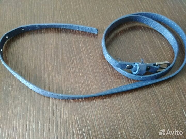 Тонкий ремень синего цвета