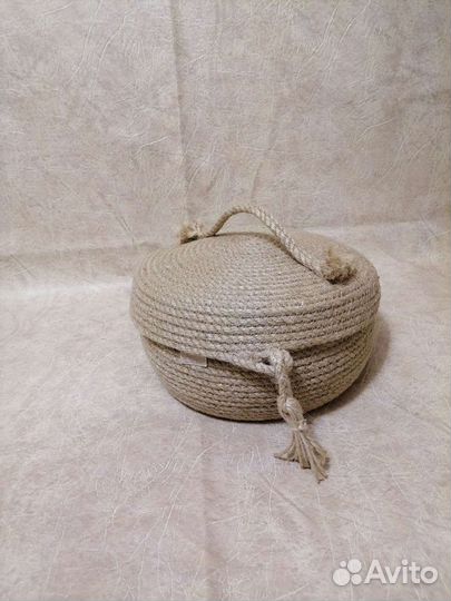 Корзина с крышкой Meri с кисточкой