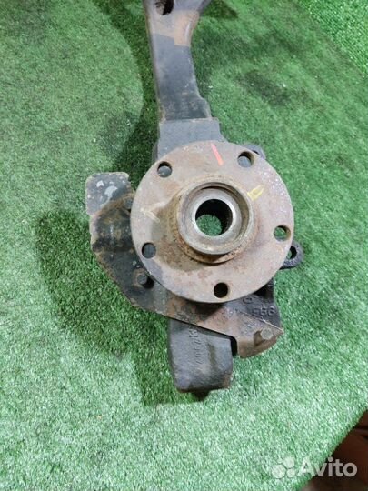 Кулак поворотный передний левый Volkswagen Passat