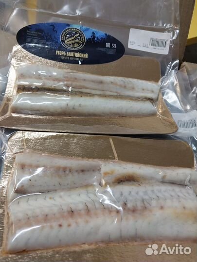 Угорь целый горячего копчения в/у замороженный