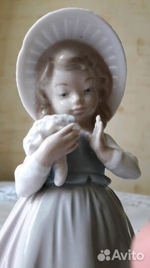Lladro.Фарфоровая статуэтка,Девочка с букетом