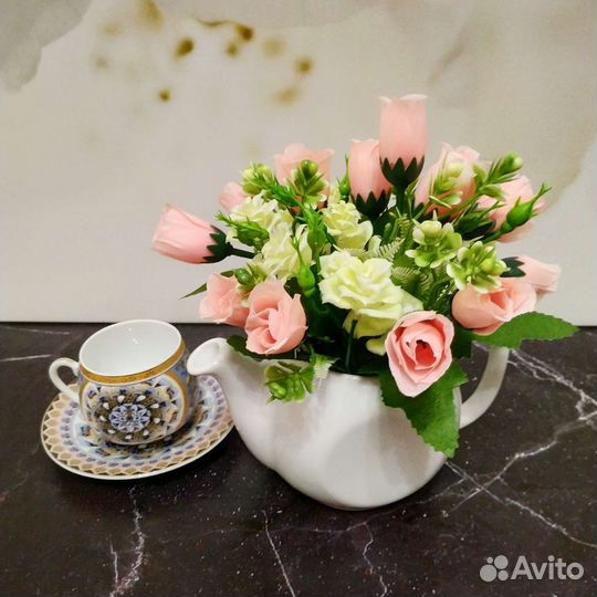 Искусственные цветы композиция в чайнике