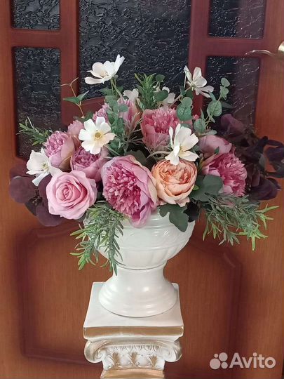 Композиция из цветов для декора