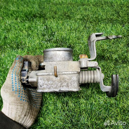 Дроссельная заслонка Toyota Avensis (T220) I