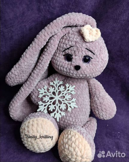 Плюшевый зайчик вязаный