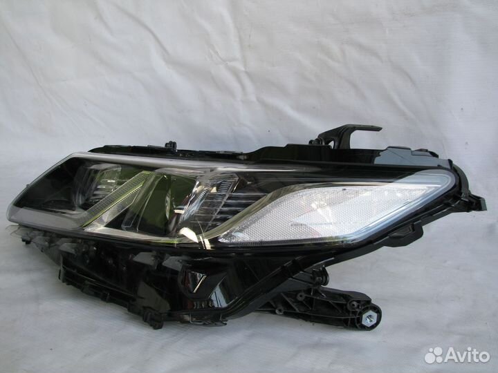 Toyota Camry V70 Фара передняя левая однополосная