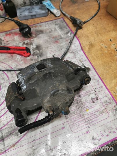 Правый передний суппорт mazda capella