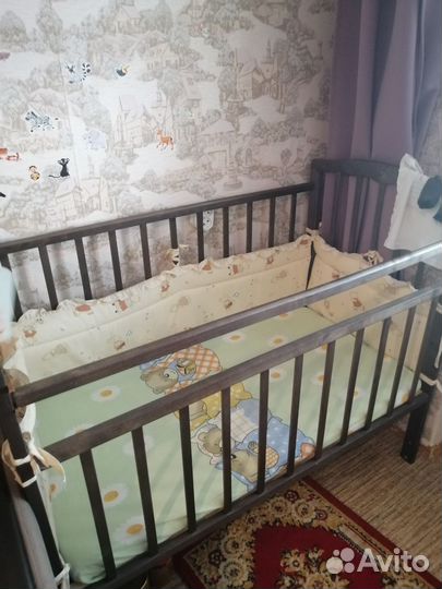 Детская кроватка с продольным маятником