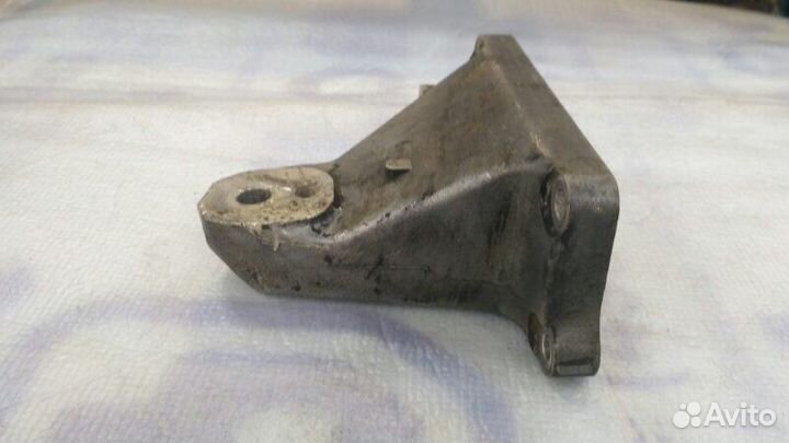 Кронштейн двигателя левый Toyota Mark2 1992-1996