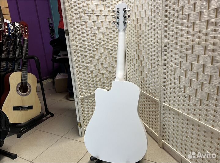 Гитара белая
