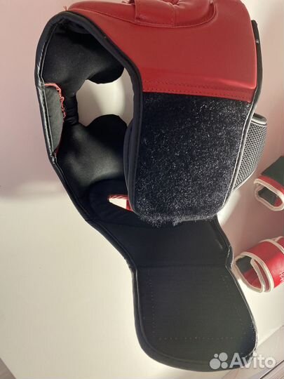 Боксерские шлем и перчатки