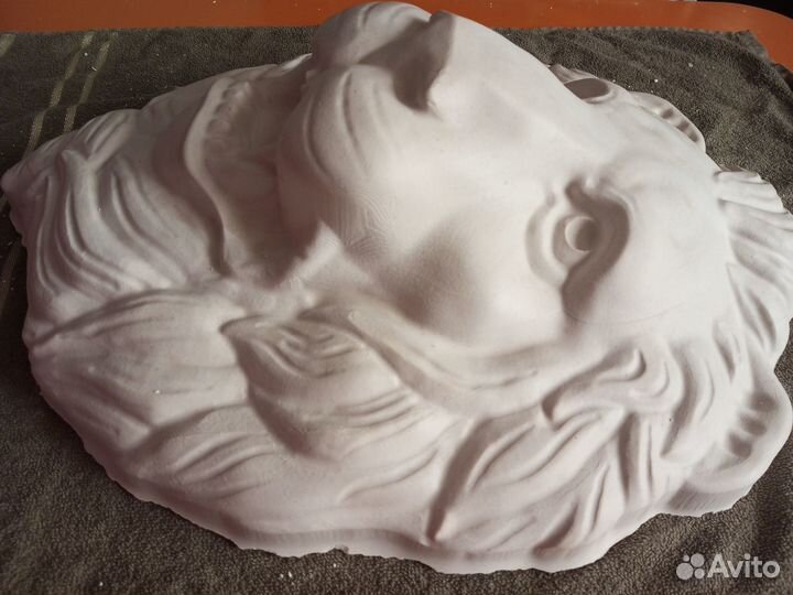 Барельеф из гипса лев