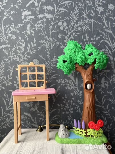 Дерево и столик от набора Barbie