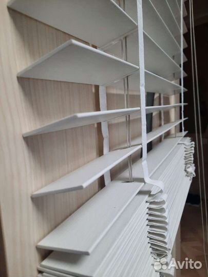 Жалюзи горизонтальные на окна 16001800 под дерево