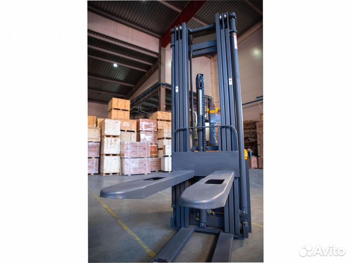 Штабелёр с площадкой