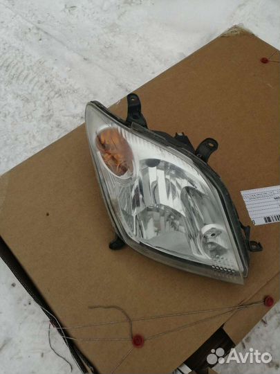 Toyota ist (scionXa) Фара Правая (Оригинал)