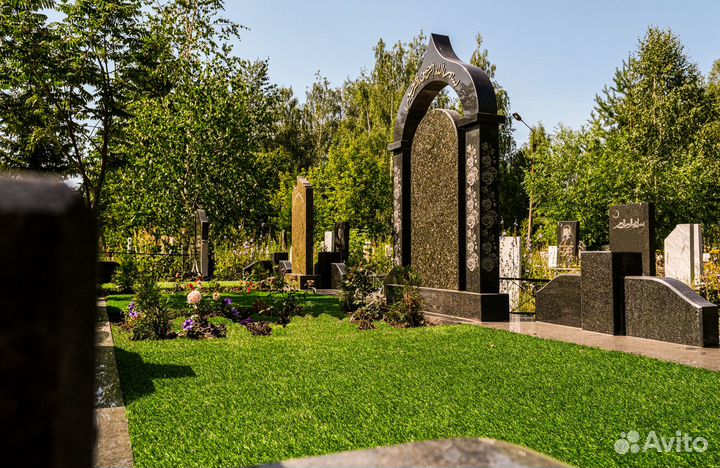 Уборка могил на кладбище