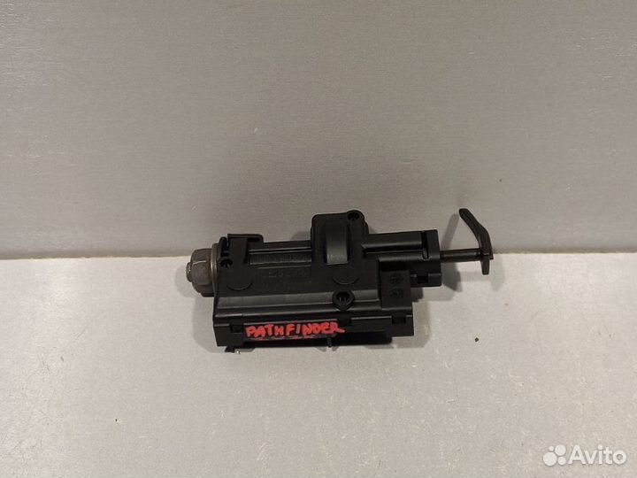 Активатор лючка бензобака Nissan Pathfinder