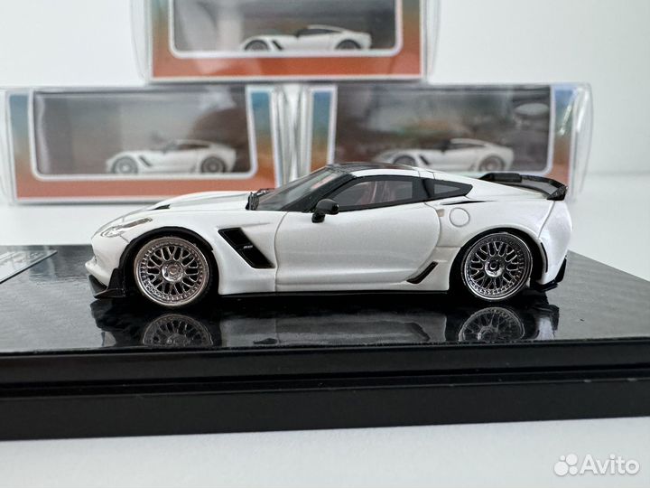 Коллекционная модель Corvette C7 1:64