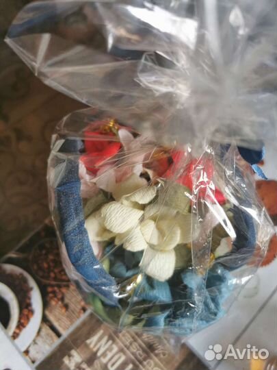 Композиция с цветами из гофр. бумаги с конфетами