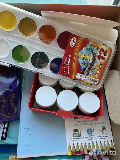 Коробка с канцтоварами в школу