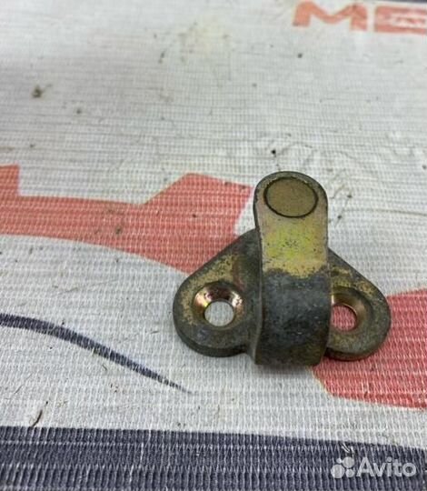 Петля замка двери передняя левая Peugeot 307