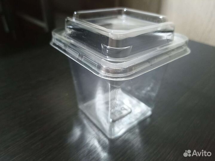 Стаканы одноразовые квадратные с крышкой и вилкой