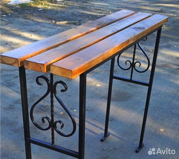 Скамья со столиком на кладбище