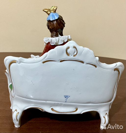 Дама на диване. ackermann & fritze