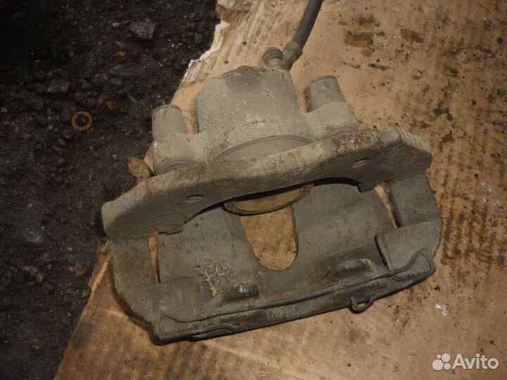 Суппорт передний правый Форд Фокус 2