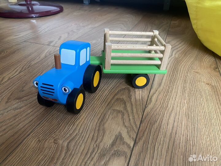 Синий трактор с прицепом и животными