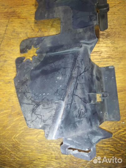 Воздуховод радиатора правый VW Passat B6