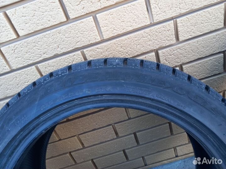 Bridgestone Blizzak Revo GZ 215/45 R17