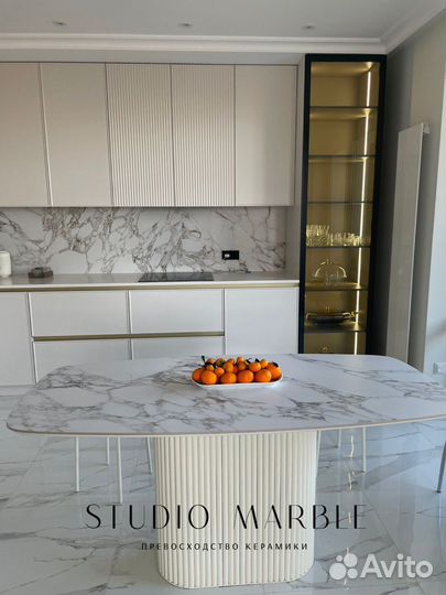 Стол из керамогранита с рейками