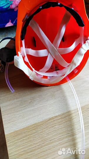 Каска с подставками для банок