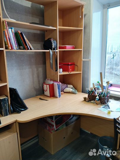 Ученический стол с полками и тумбой
