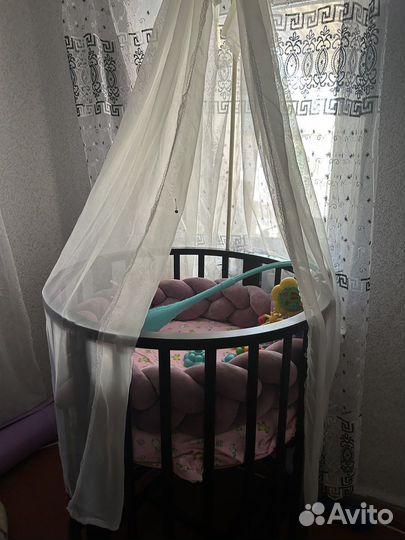 Детская кроватка с маятником