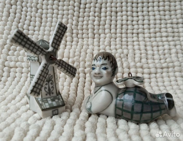 Фарфоровые статуэтки Карлсон и мельница