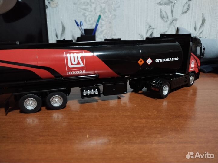 Моделька 1:43 Мерседес actros Genesis (Лукойл)
