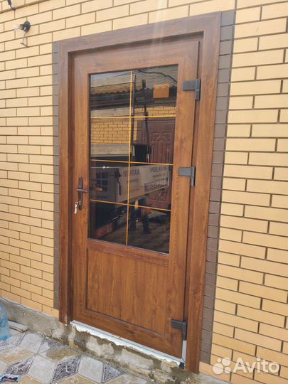 Окна пластиковые белые, коричневые