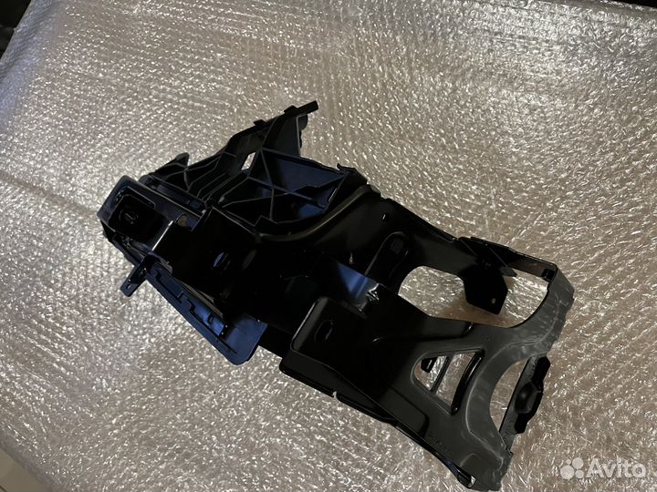 Правый суппорт передней фары BMW F10 новый