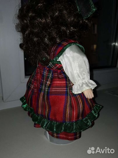 Кукла фарфоровая