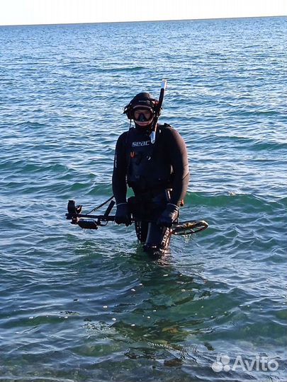 Поиск украшений в воде и на суше металлоискателем